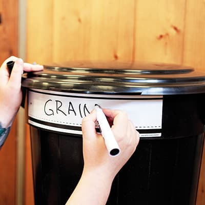 Fodertønde med låg & etiket