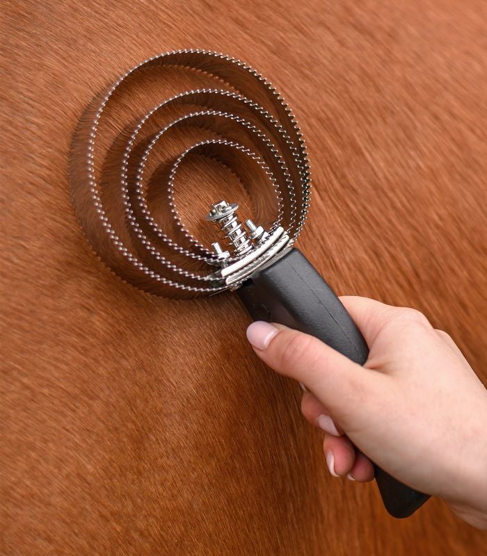 Metalstrigle vendbar med 4 ringe 