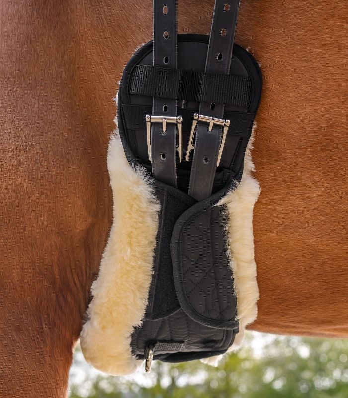 Dressurgjord anatomisk med natur lammeskind 